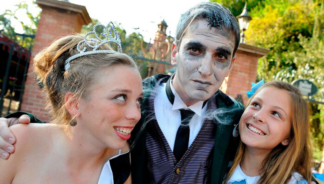 Personagens especiais saídos de contos horripilantes passeiam pelo parque.