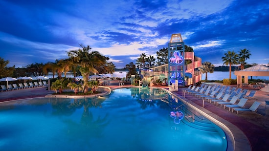 Piscina com tobogã aquático