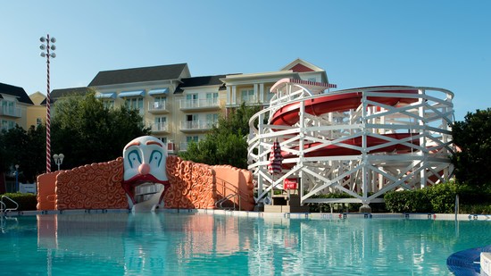 Piscina com tobogã aquático